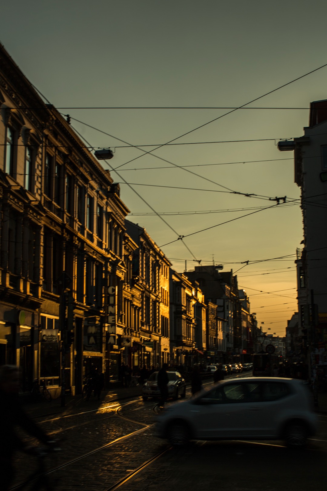 Straße mit Oberleitungen in der Abendsonne