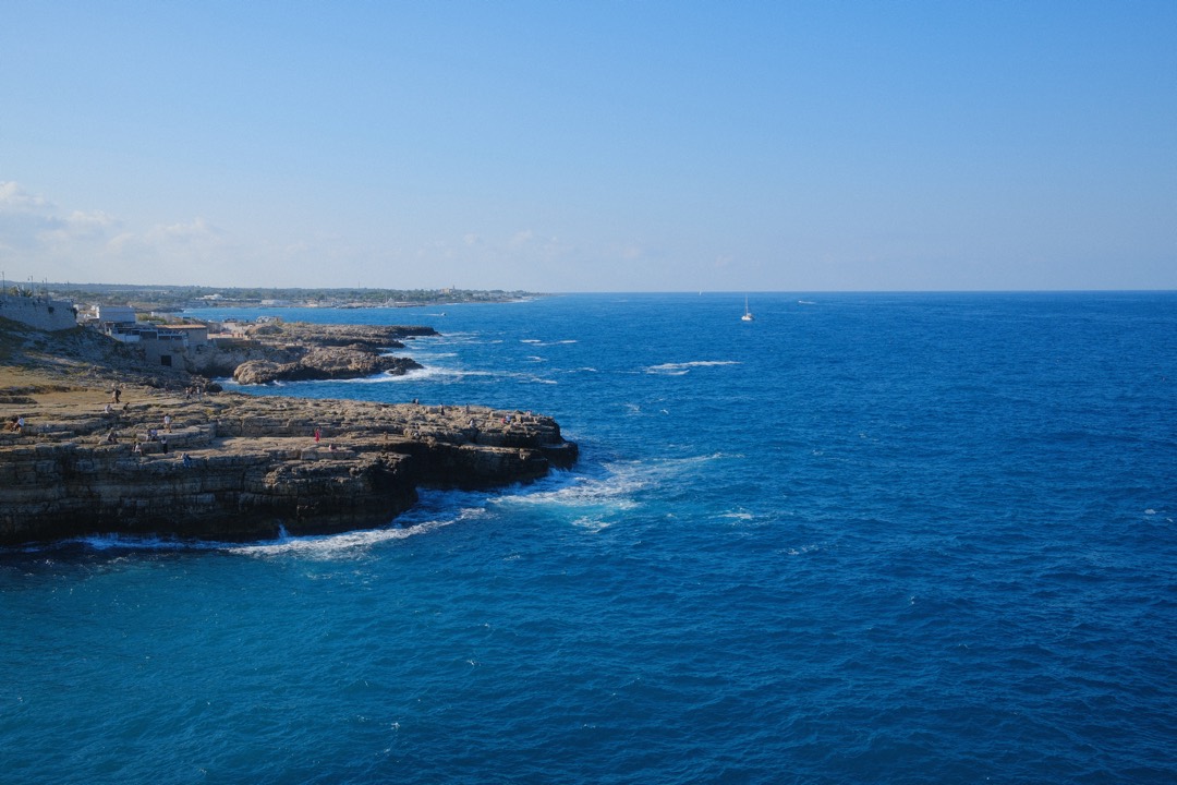 Felsküste und tiefblaues Meer