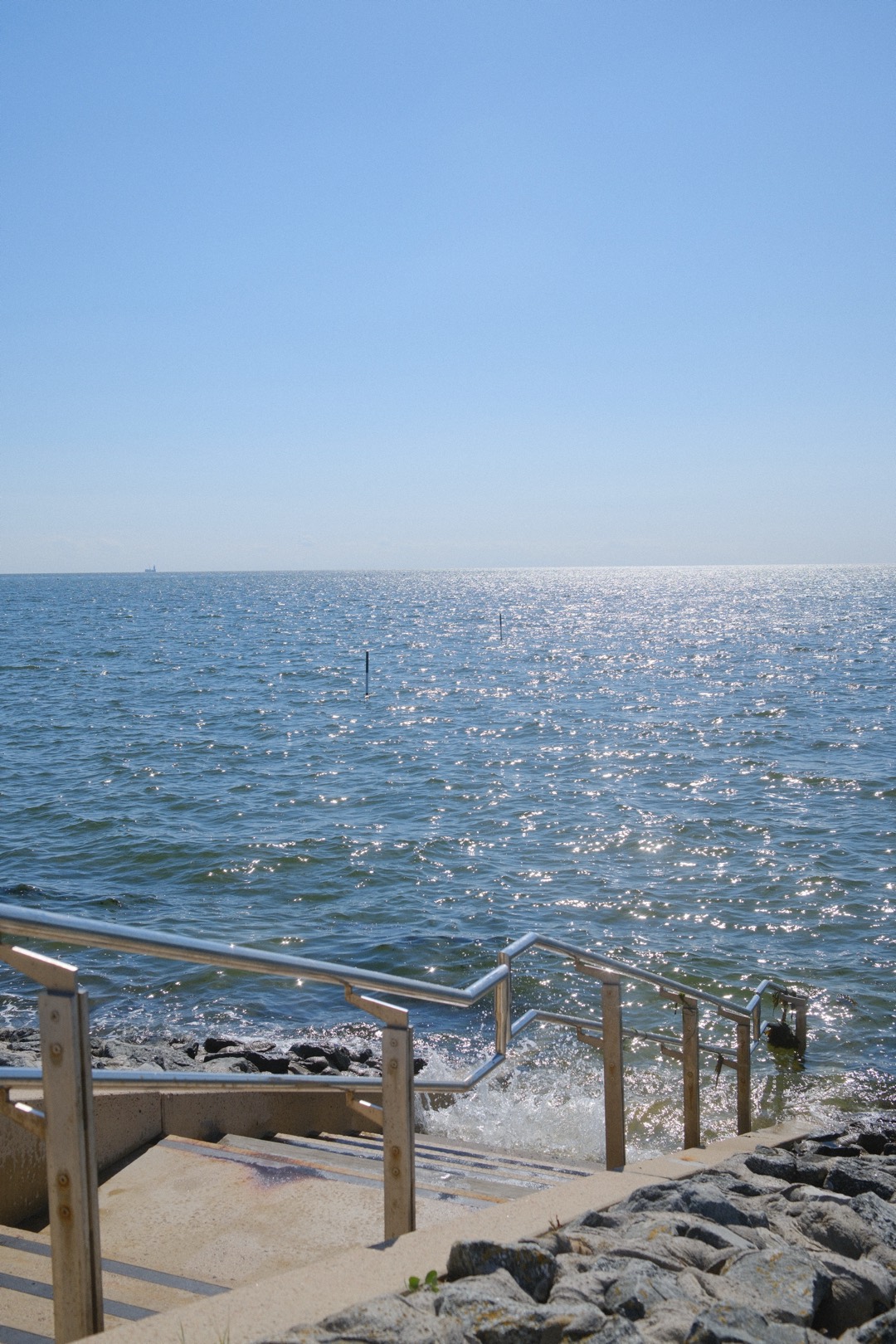 Glitzerndes Meer, Treppe ins Wasser