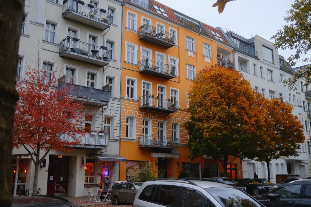 Altbauten mit Herbstbäumen