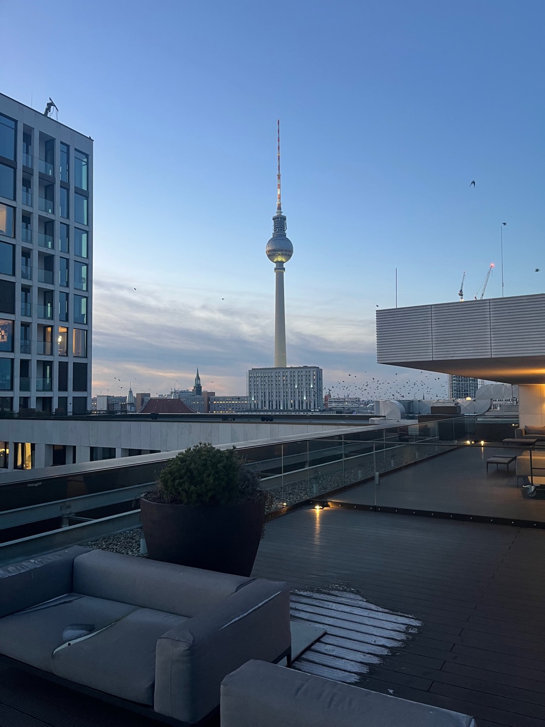 Fernsehturm hinter einer Dachterrasse