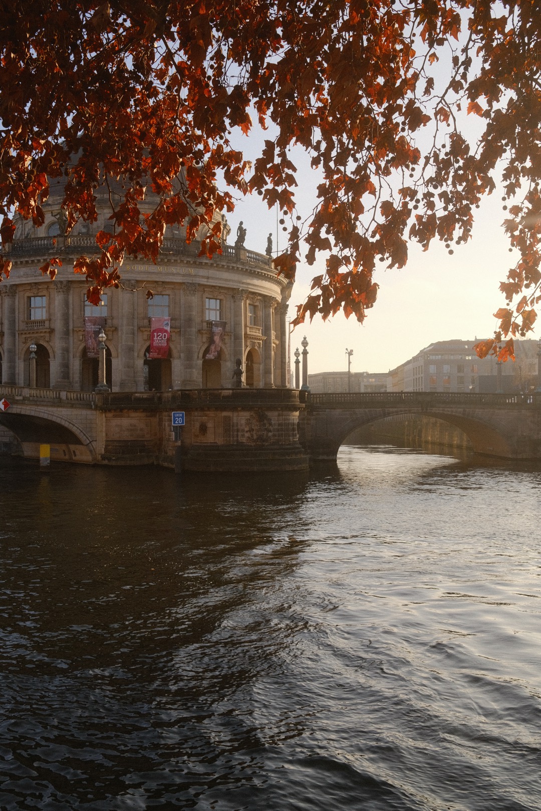 Museum am Fluss, Herbstlaub im Vordergrund