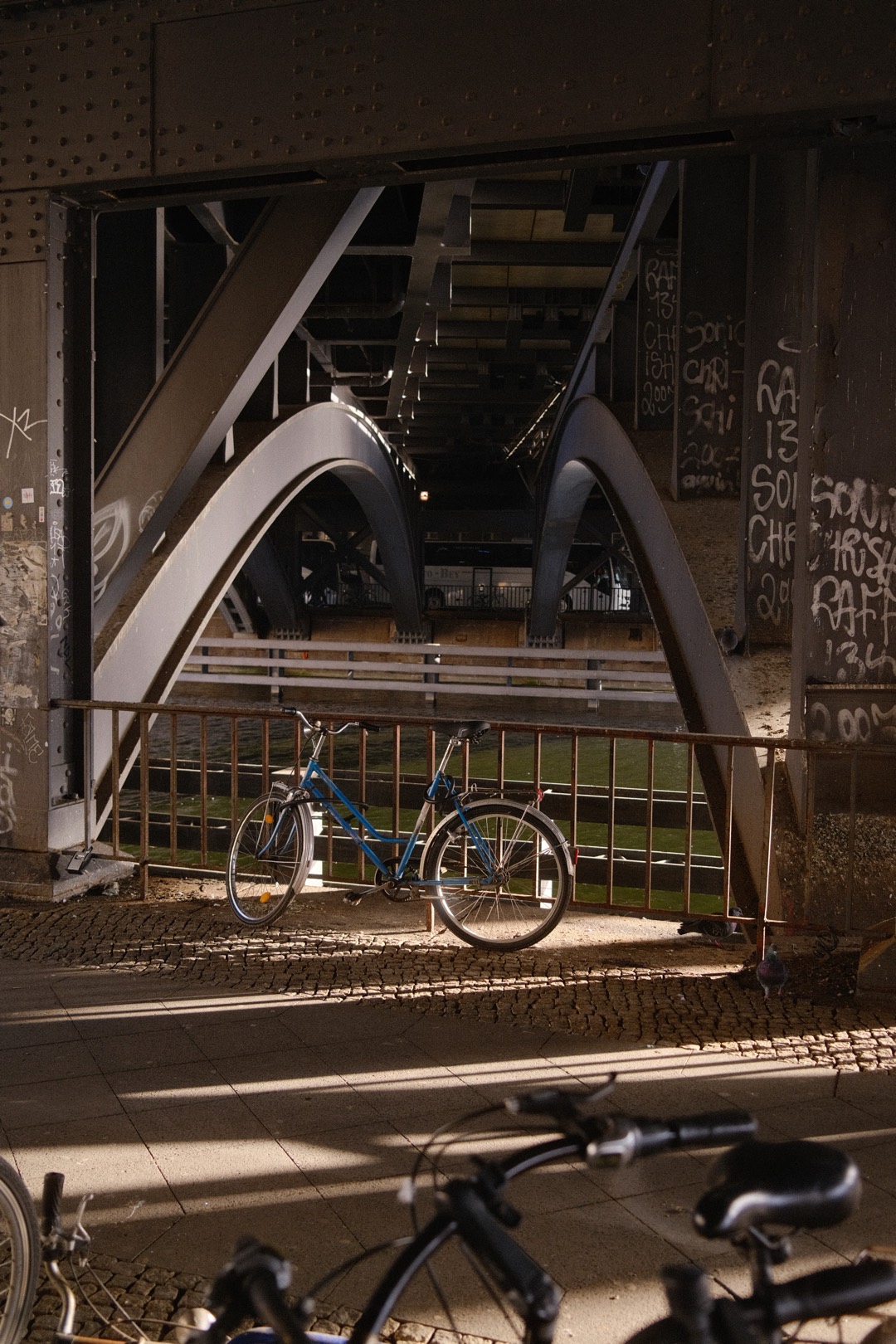 Stahlbögen einer Brücke mit Fahrrädern