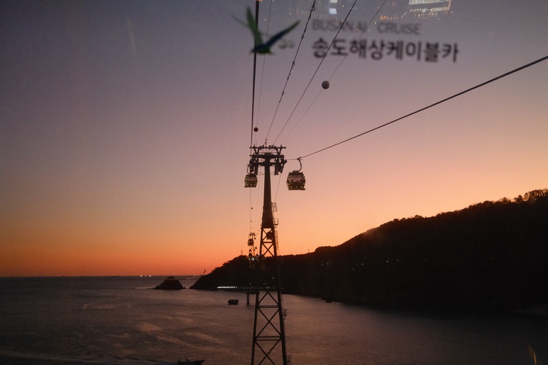 Seilbahn über dem Meer bei Sonnenuntergang