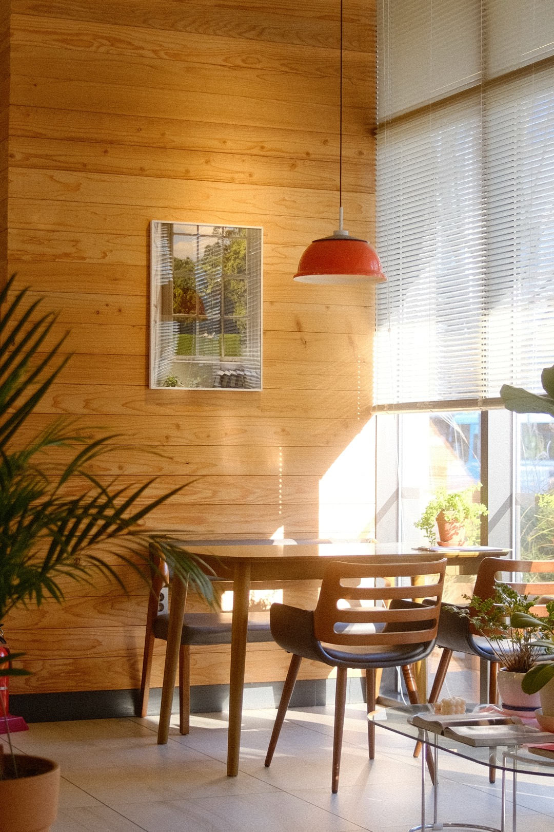 Helles Café mit Holz und Pflanzen