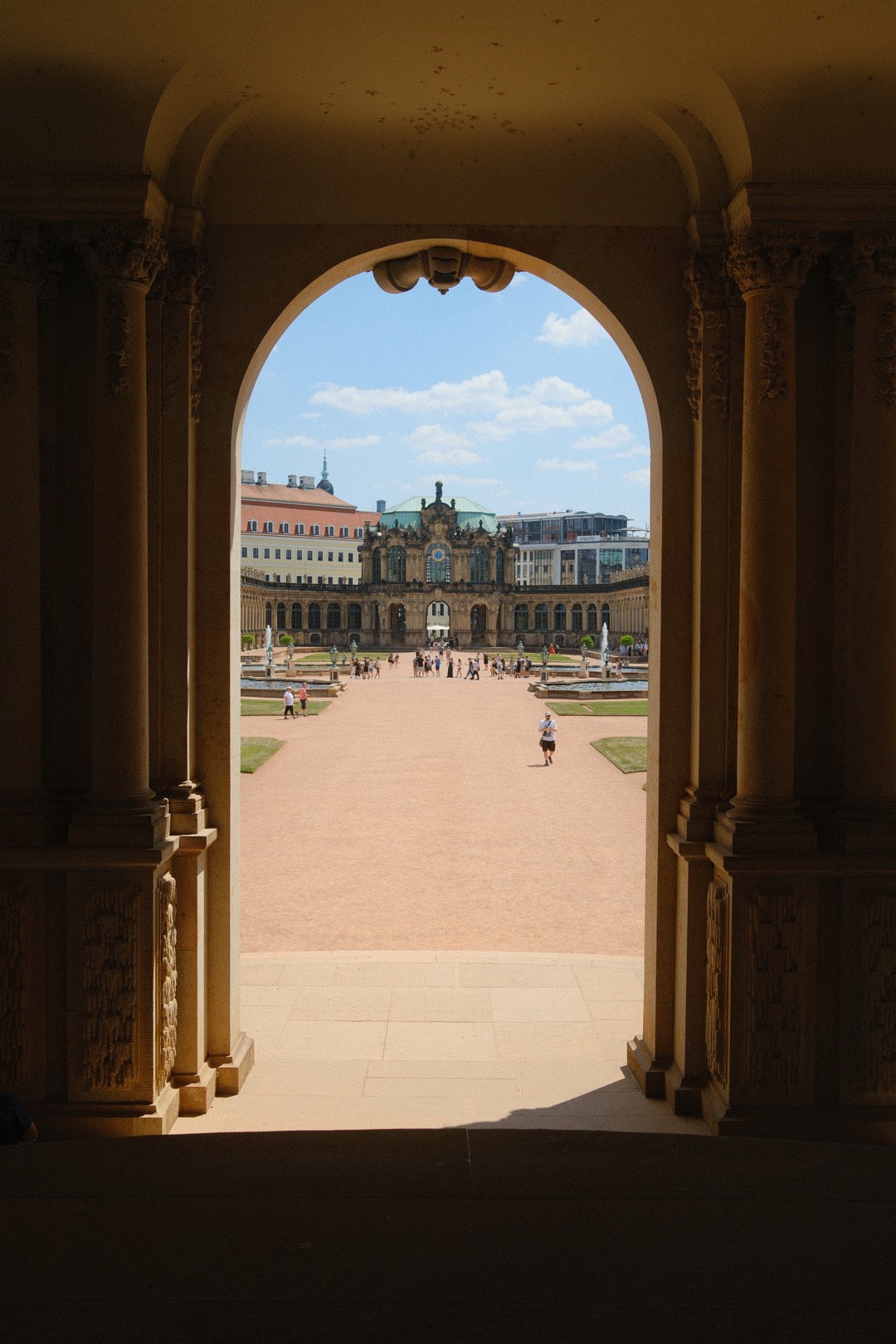 Blick durch einen Torbogen auf einen Hof