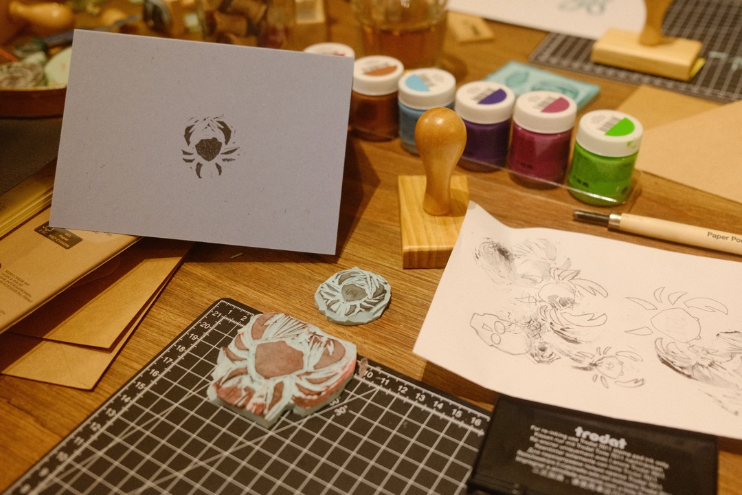 Karte mit Krebs-Stempel, Farben und Skizze