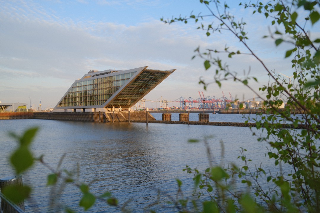 Bürogebäude mit schrägem Dach an der Elbe