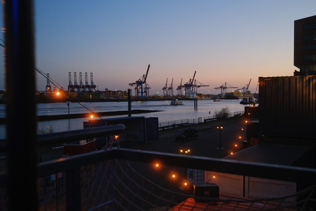 Lichterkette über dem Hafen am Abend