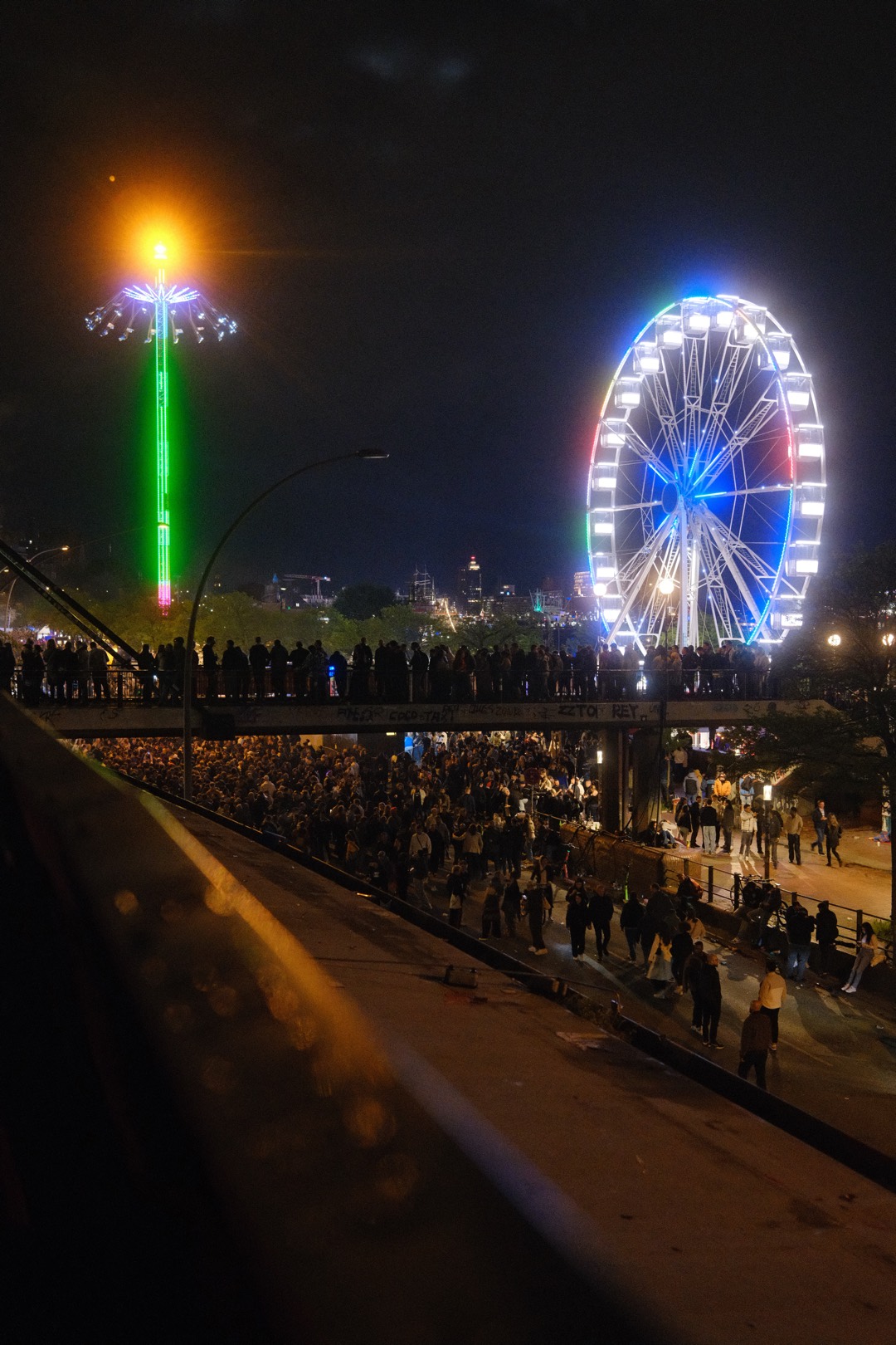 Riesenrad und Turm bei Nacht