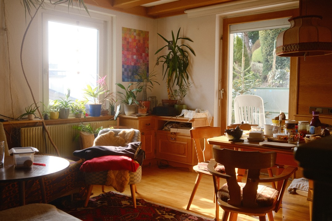 Stube mit Holz und Licht durch die Fenster