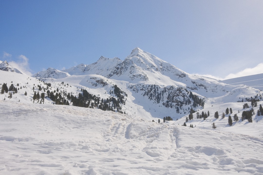 Verschneite Berge unter blauem Himmel