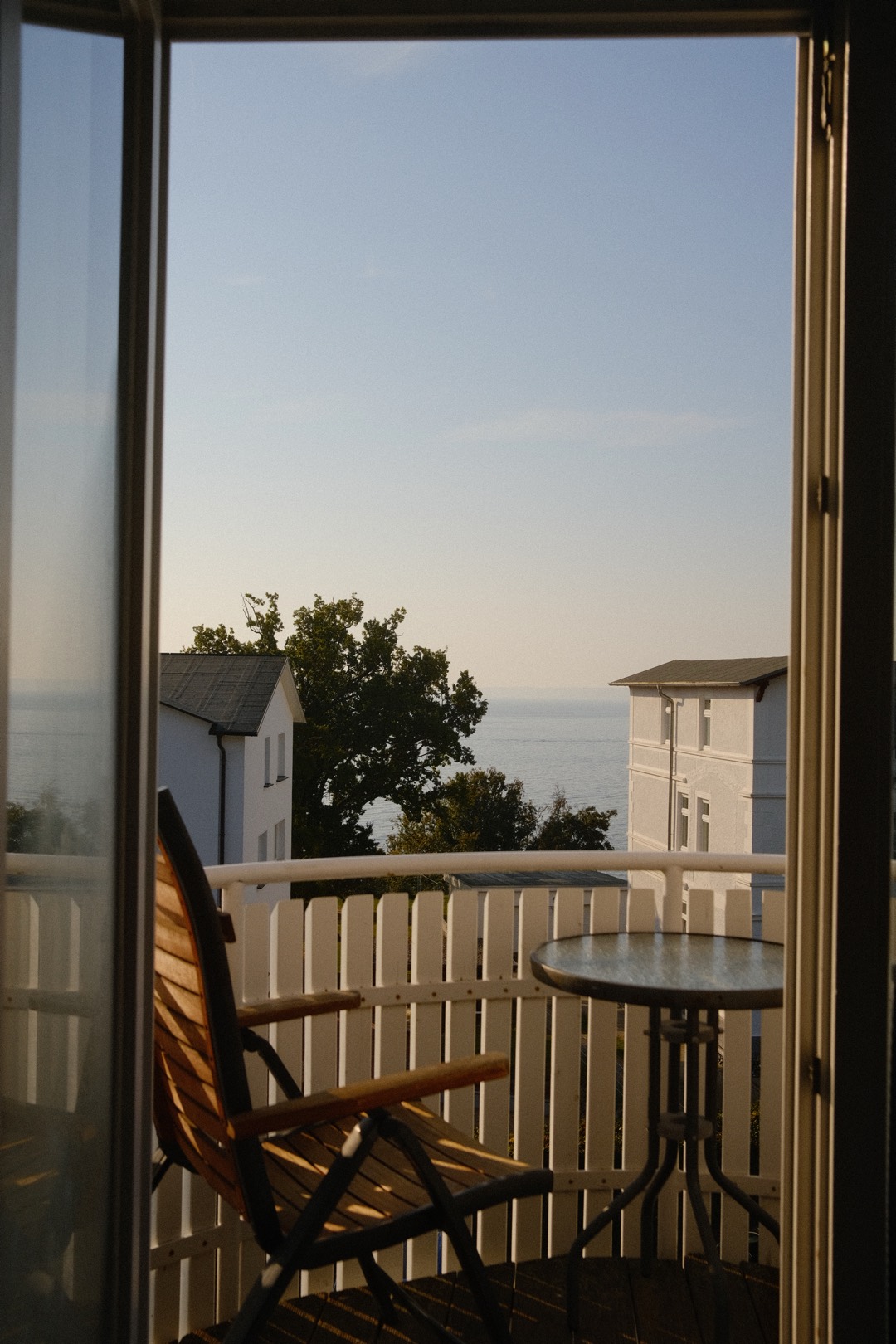 Offene Balkontür mit Blick aufs Meer