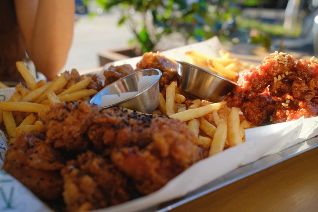 Pommes und frittiertes Hähnchen in einer Schale