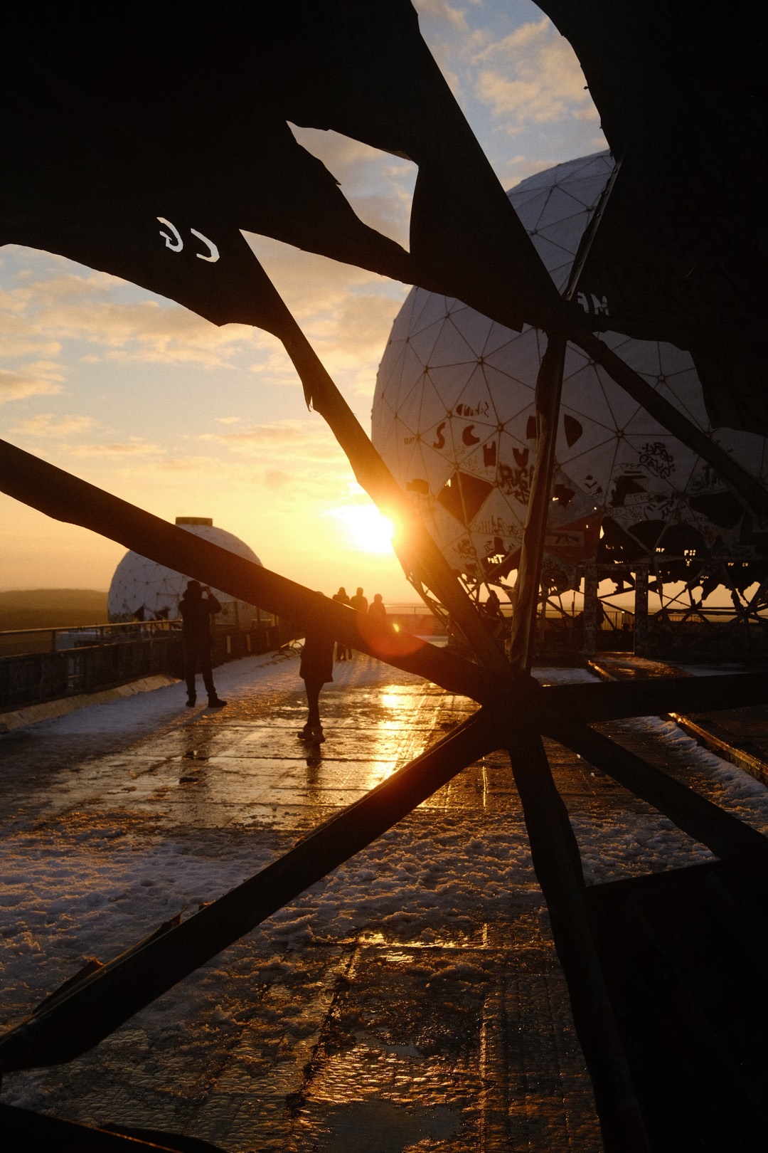 Sonnenuntergang durch ein Metallgerüst