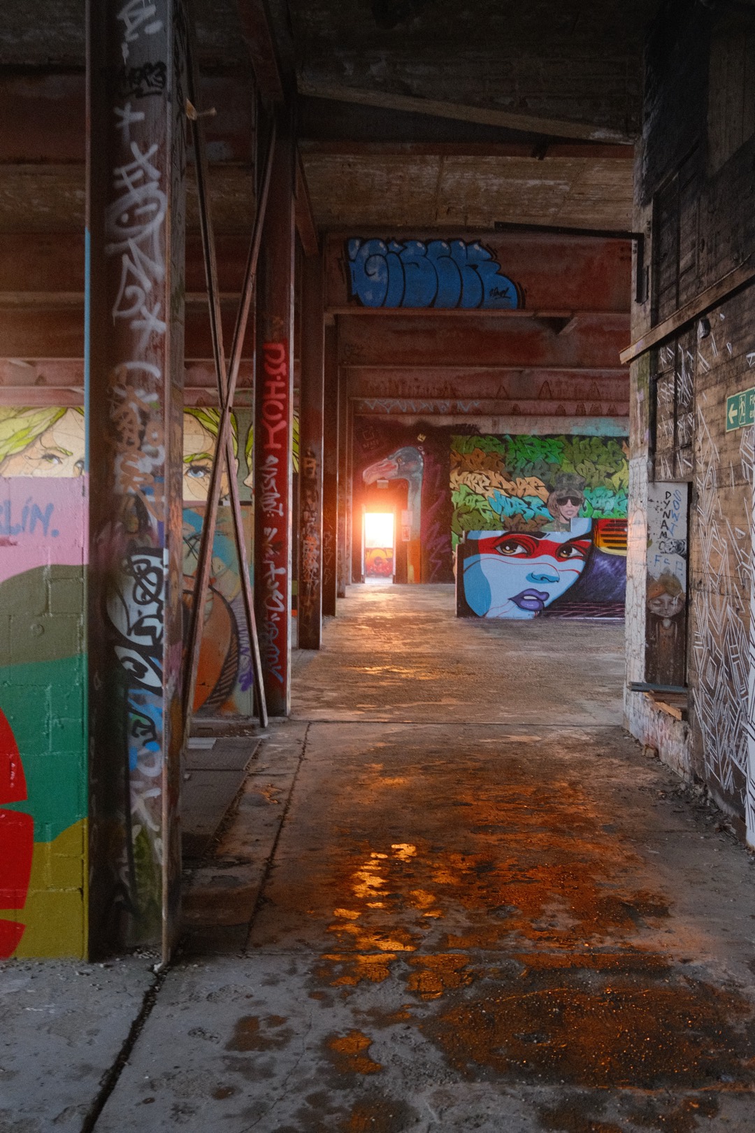Gang mit Graffiti in einem verlassenen Gebäude